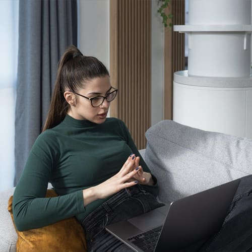 women looking at her computer looking for online therapists or just a single online therapist